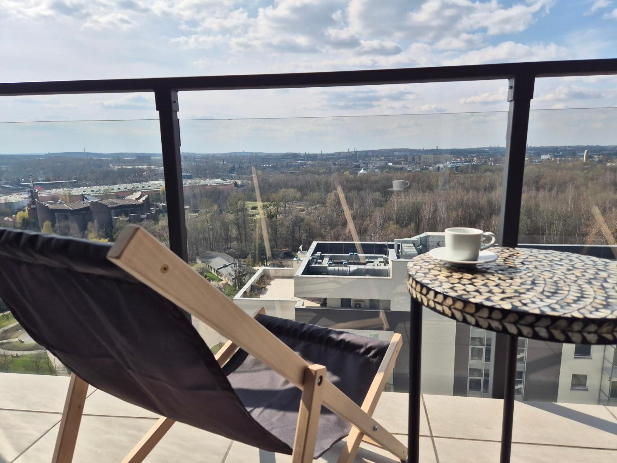 Apartment W Chmurach- 15 Pietro Osiedle Tysiaclecia- Parking W Hali Garazowej, Wielki Taras Z Lezakami I Widokiem Na Zachod Slonca Katowice